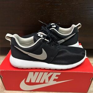 Nike Roshe One Youth Size 7Y GS Black Gray White Running 599728 021 Unisex Kids